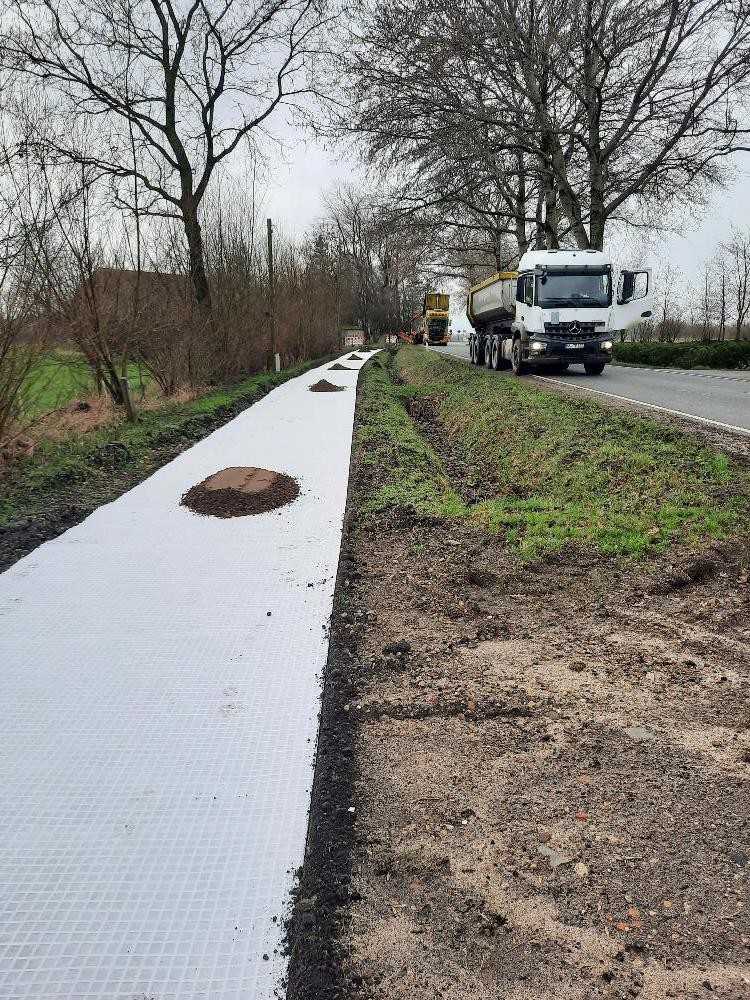 Vorbereitung des Radwegunterbaus mit Trenn- und Schutzlage entlang einer bestehenden Allee | Foto: LBV.SH Vorbereitung des Radwegunterbaus mit Trenn- und Schutzlage entlang einer bestehenden Allee | Foto: LBV.SH