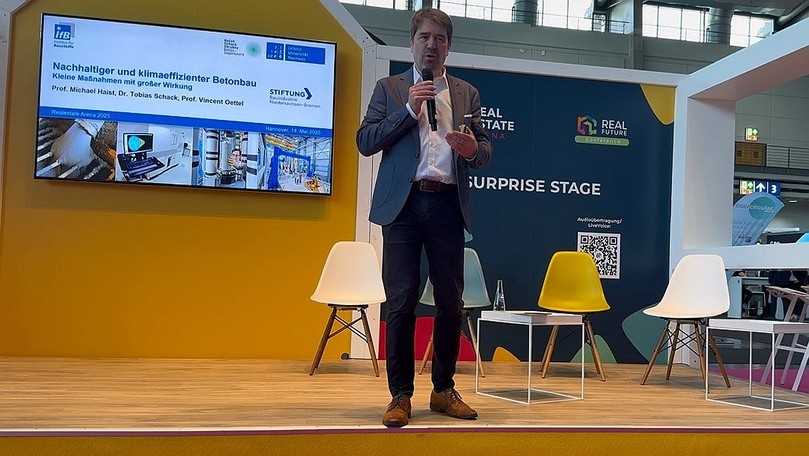 Prof. Michael Haist stellte seine Studie zum klimaschonenden Betonbau auf der Real Estate Arena in Hannover vor. | Foto: Bauindustrie Nord