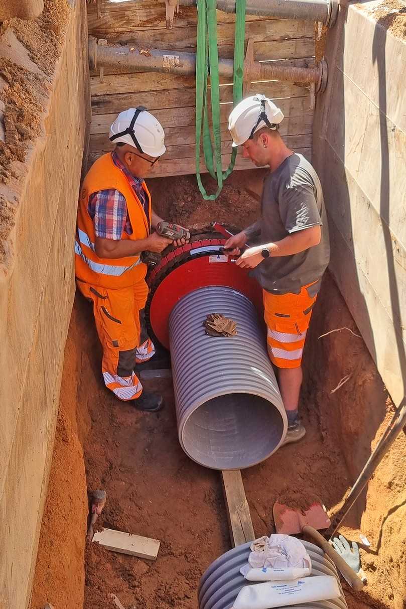Das DWCor 3000-Kanalrohr DN/ID 500 kann mit
Funke BI-Adapter, VPC Delta-Ring sowie VPC Delta Rohrkupplung an das Beton-Bestandsrohr DN 700 mit Fuß angebunden werden. | Foto: Funke Kunststoffe Das DWCor 3000-Kanalrohr DN/ID 500 kann mit
Funke BI-Adapter, VPC Delta-Ring sowie VPC Delta Rohrkupplung an das Beton-Bestandsrohr DN 700 mit Fuß angebunden werden. | Foto: Funke Kunststoffe