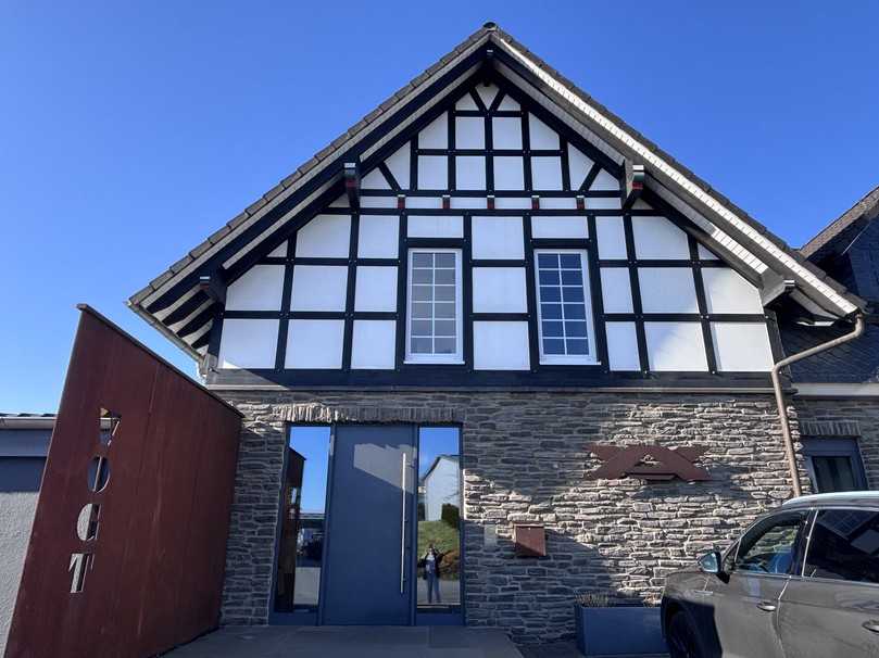 In diesem Haus begann vor 100 Jahren, im Jahr 1926, die Geschichte der Vogt GmbH mit der Gründung eines Schmiedebetriebs. | Foto: B_I MEDIEN/mj