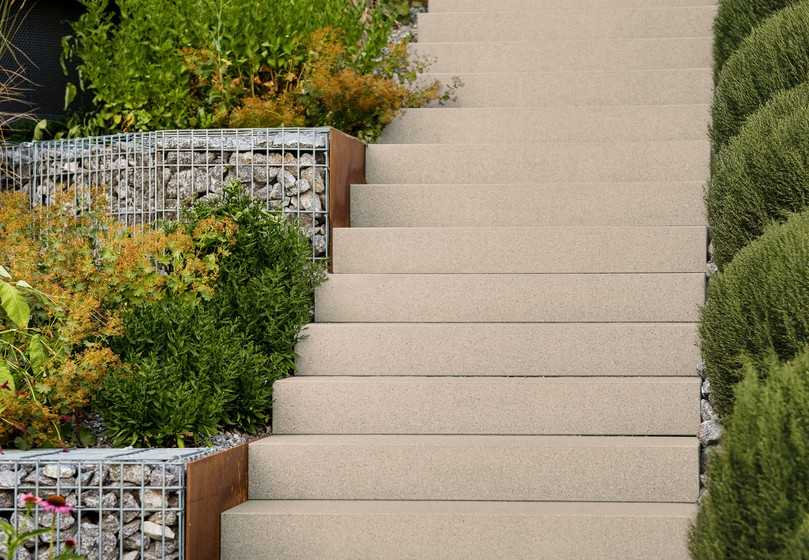 Stufenelemente aus GDM Liva als Bestandteil eines durchgängigen Gestaltungskonzepts für den Außenraum | Foto: Godelmann