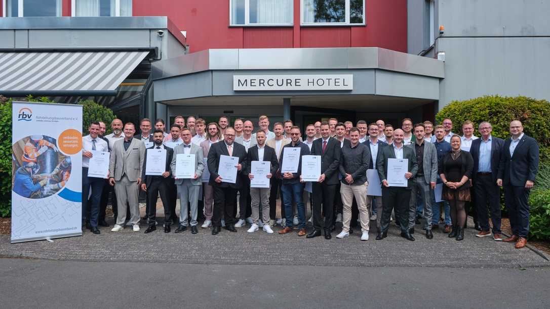 Netzmeister rbv & IHK Köln: 50 Absolventen für die Leitungsbau-Infrastruktur