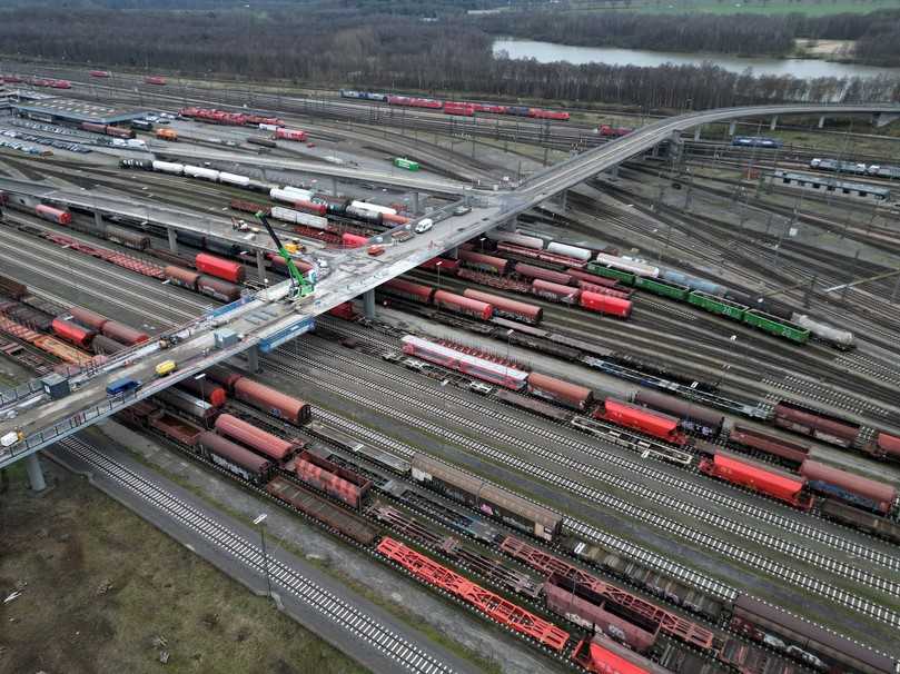 Millimeterarbeit über 55 Gleisen: Der segmentweise Austausch der Brückenelemente in 24-Stunden-Sperrpausen hält den Zeitplan im Griff. | Foto: Echterhoff