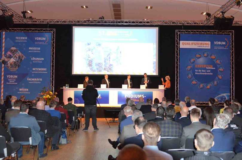Beim VDBUM-Großseminar in Willingen treffen sich Ende Januar 2024 Führungskräfte der Baubranche zur Weiterbildung. Die Podiumsdiskussion bildet wie gewohnt den Auftakt zum dazugehörigen Vortragsprogramm. Thema diesmal unter anderem: Großraum- und Schwertransporte. | Foto: VDBUM Beim VDBUM-Großseminar in Willingen treffen sich Ende Januar 2024 Führungskräfte der Baubranche zur Weiterbildung. Die Podiumsdiskussion bildet wie gewohnt den Auftakt zum dazugehörigen Vortragsprogramm. Thema diesmal unter anderem: Großraum- und Schwertransporte. | Foto: VDBUM