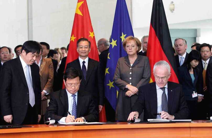 Unternehmensgründer und Visionär Liang Wengen bei der Unterzeichnung des Investitionsvertrags im Kanzleramt 2009. Links Sany Geschäftsführer Xiang Wenbo. | Foto: Sany Unternehmensgründer und Visionär Liang Wengen bei der Unterzeichnung des Investitionsvertrags im Kanzleramt 2009. Links Sany Geschäftsführer Xiang Wenbo. | Foto: Sany