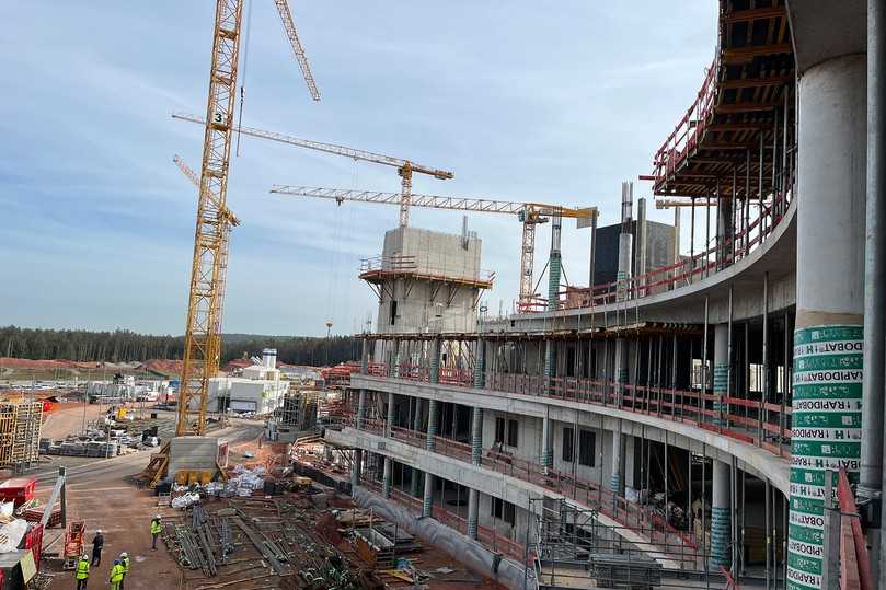 Geschwungene Fassade: Um die Form herzustellen, kommen Randdeckentische zum Einsatz, die weit ausgekragt werden. | Foto: Ulma Construction GmbH Geschwungene Fassade: Um die Form herzustellen, kommen Randdeckentische zum Einsatz, die weit ausgekragt werden. | Foto: Ulma Construction GmbH