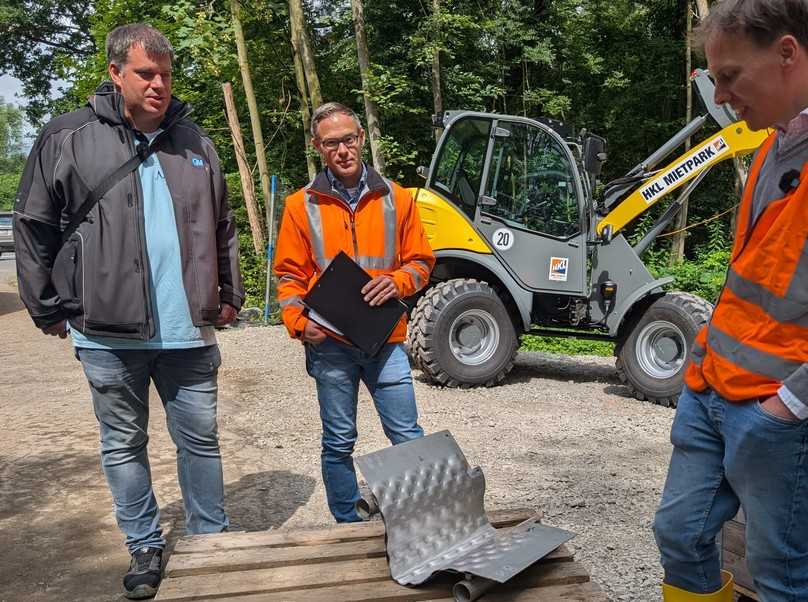 Die Projektbeteiligten auf der Baustelle: Alexander Krenke (v. li.), Gebäudemanagement Paderborn, Sascha Modler, STEB, und Christian v. Drachenfels, Uhrig Energie. | Foto: B_I MEDIEN/Saric