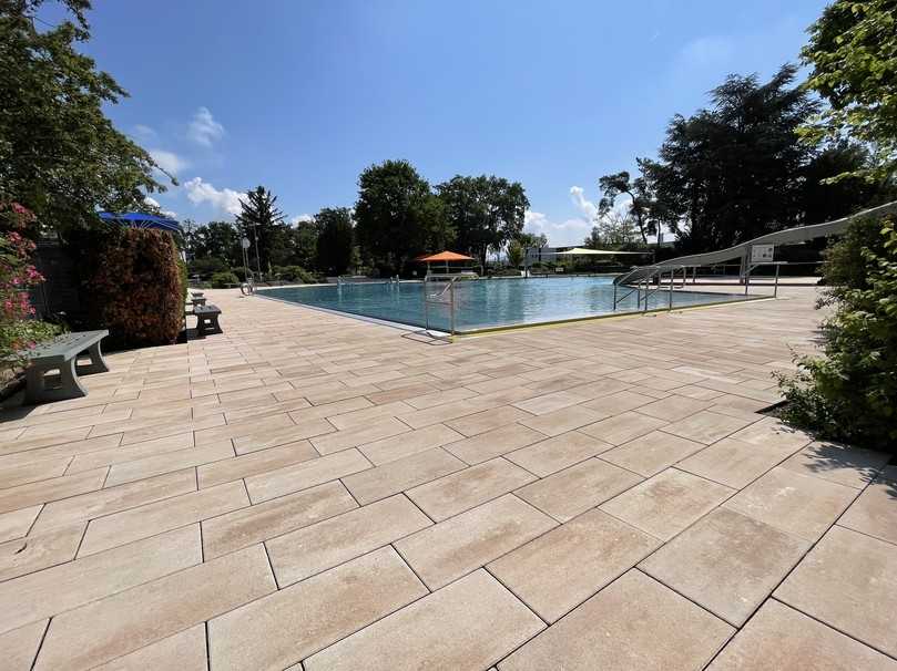 Der frische Belag „LoftConnect" vom Betonwerk Pfenning soll den Wartungsaufwand im Freibad reduzieren: Durch die Kunststofffuge soll Unkraut so gut wie keine Chance haben. | Foto: Beton-Pfenning Der frische Belag „LoftConnect" vom Betonwerk Pfenning soll den Wartungsaufwand im Freibad reduzieren: Durch die Kunststofffuge soll Unkraut so gut wie keine Chance haben. | Foto: Beton-Pfenning