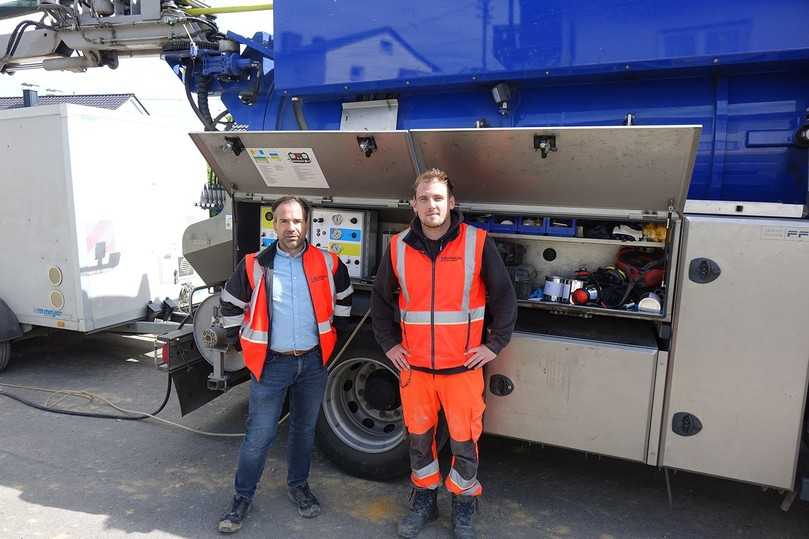 Meik Pistor, zuständig für den Bau und den Betrieb der Abwasserinfrastruktur in Burbach (li.), und Tom Textor aus der Betriebskolonne | Foto: Preco