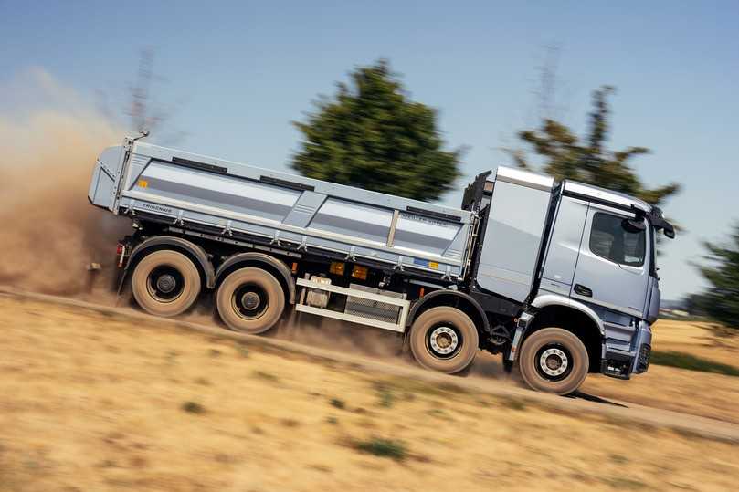Den eArcos 400 gibt es aktuell nur als 8x4-Vierachser mit auffälligem Batterieturm hinter dem Fahrerhaus. | Foto: FH