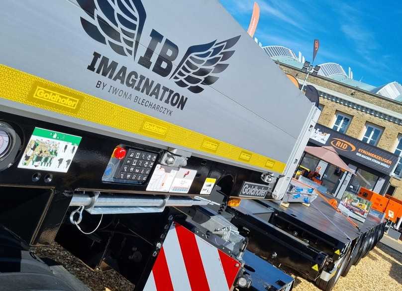 Der erste Sattelzug Volvo FH16 plus Goldhoer MPA für die Firma "Imagination Transport" von Iwona Blecharczyk wurde auf der Nordbau 2023 übergeben. | Foto: Goldhofer Der erste Sattelzug Volvo FH16 plus Goldhoer MPA für die Firma "Imagination Transport" von Iwona Blecharczyk wurde auf der Nordbau 2023 übergeben. | Foto: Goldhofer