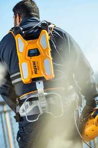 Mitarbeiter beim Akku-Einsatz im GaLaBau entlasten