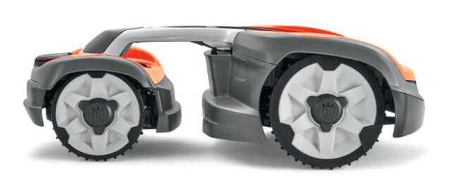 Dank Knicklenkung ist der Husqvarna Automower 535 AWD besonders wendig und geländegängig. | Foto: Husqvarna Dank Knicklenkung ist der Husqvarna Automower 535 AWD besonders wendig und geländegängig. | Foto: Husqvarna