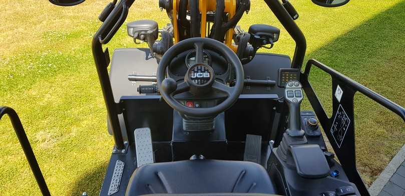 Der Arbeitsplatz im JCB 403E Radlader (hier in der Version mit Schutzdach): Am Joystick wird zwischen Vor- und Rückwärtsfahrt umgeschaltet, die Auswahl des Arbeitsmodus - Schaufel oder Gabel - erfolgt über einen Kippschalter an der Bedienkonsole. | Foto: JCB Der Arbeitsplatz im JCB 403E Radlader (hier in der Version mit Schutzdach): Am Joystick wird zwischen Vor- und Rückwärtsfahrt umgeschaltet, die Auswahl des Arbeitsmodus - Schaufel oder Gabel - erfolgt über einen Kippschalter an der Bedienkonsole. | Foto: JCB