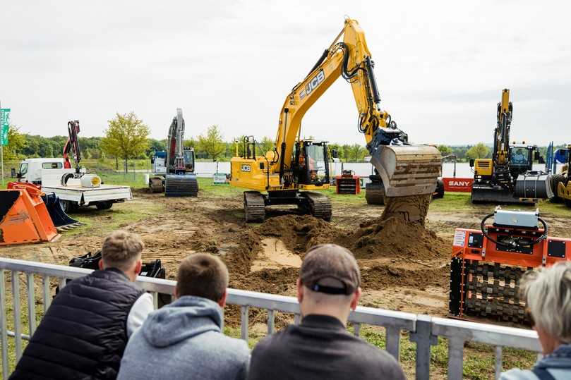 Neue Maschinentechnik im praxisnahen Einsatz erleben – das ermöglicht die Karlsruher Demonstrationsmesse Recycling Aktiv & Tiefbau Live. | Foto: Messe Karlsruhe Neue Maschinentechnik im praxisnahen Einsatz erleben – das ermöglicht die Karlsruher Demonstrationsmesse Recycling Aktiv & Tiefbau Live. | Foto: Messe Karlsruhe