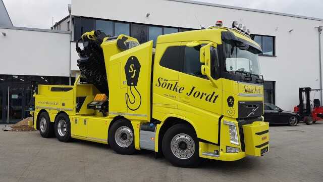 Das knallgelbe Fahrzeug posiert hier auf dem Hof der noch nicht ganz fertiggestellten neuen Palfinger-Niederlassung in Hamburg. | Fotos: B_I/B.Brinkmeier