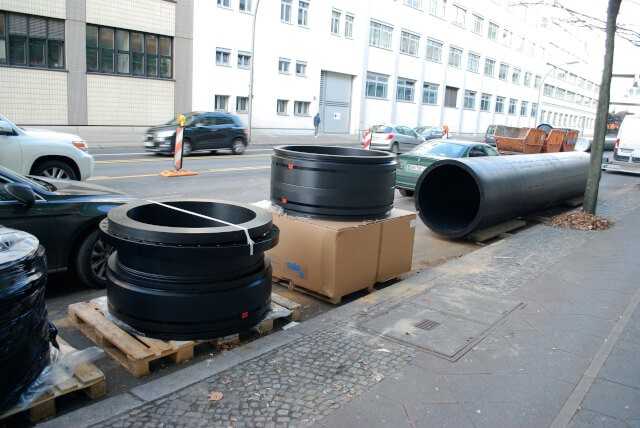 Die Anbindung des neuen PE-Rohres an das bestehende Netz erfolgte mit Sonderformteilen und Formstücken. | Fotos: A. zu Eulenburg