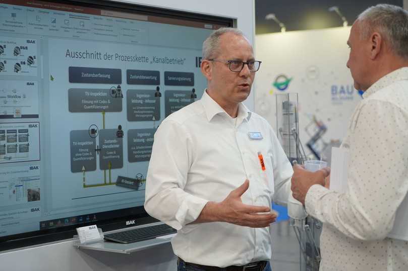 Software-Vertriebsleiter Arno Jugel im Gespräch über die Schlüsseltechnologie KI, die an mehreren Stellen der Arbeitsprozesskette in der Kanalbranche zur Effizienzsteigerung nutzbar gemacht wird. | Foto: IBAK Software-Vertriebsleiter Arno Jugel im Gespräch über die Schlüsseltechnologie KI, die an mehreren Stellen der Arbeitsprozesskette in der Kanalbranche zur Effizienzsteigerung nutzbar gemacht wird. | Foto: IBAK