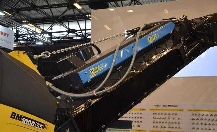 Einen neuartigen Beitrag zum Thema Feinstaub leistet Bomag in seinen Kaltfräsen mit dem sogenannten „Ion Dust Shield“. Die Technik, die zunächst als Option in der Kompaktfräse BM 1000/35 verbaut wird, soll die Staubemissionen um mehr als 80 Prozent reduzieren. | Foto: B_I Einen neuartigen Beitrag zum Thema Feinstaub leistet Bomag in seinen Kaltfräsen mit dem sogenannten „Ion Dust Shield“. Die Technik, die zunächst als Option in der Kompaktfräse BM 1000/35 verbaut wird, soll die Staubemissionen um mehr als 80 Prozent reduzieren. | Foto: B_I