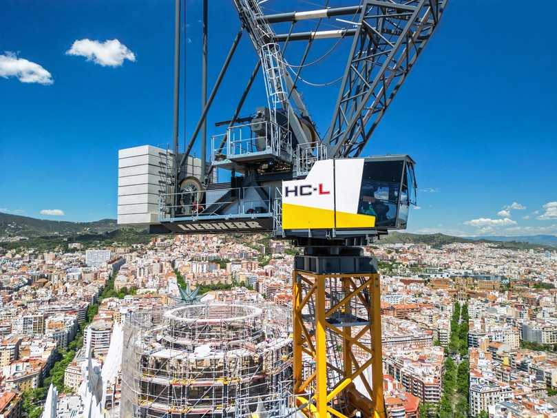 Verstellauslegerkrane sind mit großen Lastkurven ausgestattet und können auch auf engstem Raum arbeiten. | Foto: Liebherr Verstellauslegerkrane sind mit großen Lastkurven ausgestattet und können auch auf engstem Raum arbeiten. | Foto: Liebherr