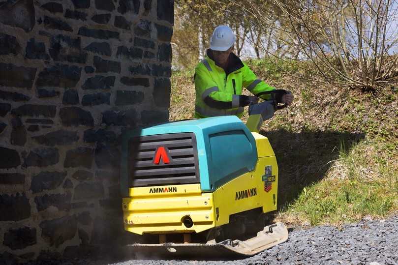 Mit der hydrostatischen Orbitrol-Steuerung von Ammann lässt sich punktgenau navigieren. Sie ist ab Werk integriert und lässt sich stufenlos bedienen. | Foto: Ammann Mit der hydrostatischen Orbitrol-Steuerung von Ammann lässt sich punktgenau navigieren. Sie ist ab Werk integriert und lässt sich stufenlos bedienen. | Foto: Ammann