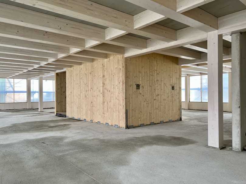 Das Fluchttreppenhaus im Rohbaustadium, als die  Trockenbau-Wände noch nicht erstellt waren. In diesem Bauabschnitt erfolgte  die erste Trittschallmessung. | Foto: Drewes + Speth / Martin Speth