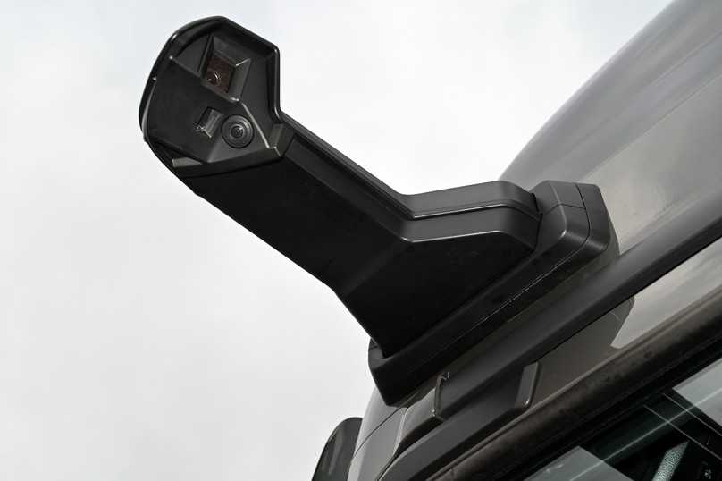 Die Kameraarme des Optiview-Spiegelersatzsystems ragen weit nach außen, können aber im Ernstfall auch wegklappen. | Foto: QUATEX Die Kameraarme des Optiview-Spiegelersatzsystems ragen weit nach außen, können aber im Ernstfall auch wegklappen. | Foto: QUATEX