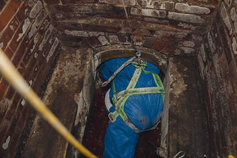 Enge Angelegenheit: Zur Probenentnahme muss der Mitarbeiter in den Kanal DN 600. Hierbei trägt er eine Schutzausrüstung und ist über ein Stahlseil gesichert. | Foto: Aarsleff Enge Angelegenheit: Zur Probenentnahme muss der Mitarbeiter in den Kanal DN 600. Hierbei trägt er eine Schutzausrüstung und ist über ein Stahlseil gesichert. | Foto: Aarsleff
