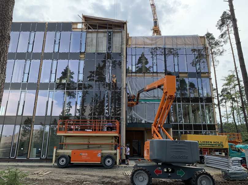 Für die Montage der Glasfassade wurde kein Gerüst benötigt. | Foto: Holzbau Riedl Für die Montage der Glasfassade wurde kein Gerüst benötigt. | Foto: Holzbau Riedl