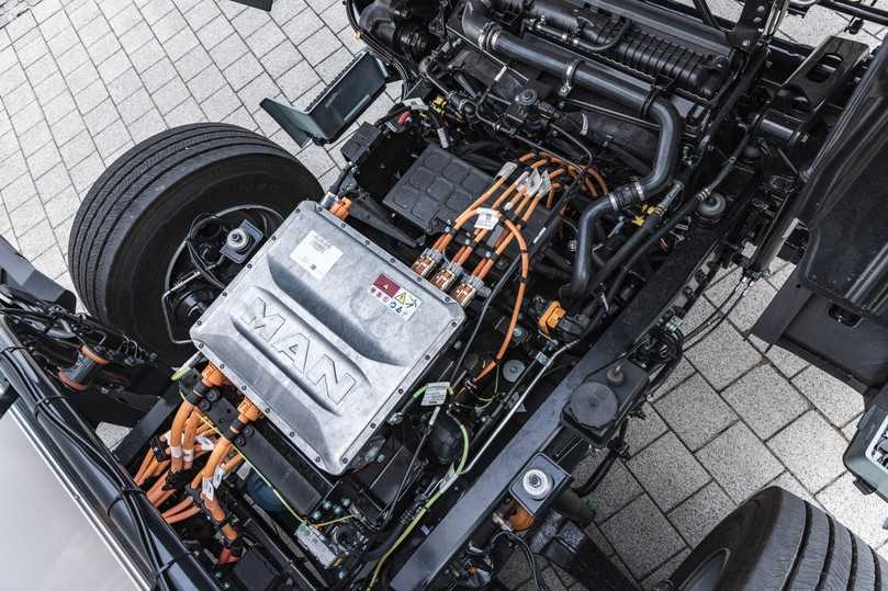 Zentrale Komponenten des Hochvoltsystems wie Inverter und Pumpen für Batterie-Kühlung und -Heizung finden unter dem Fahrerhaus Platz. | Foto: MAN Truck & Bus