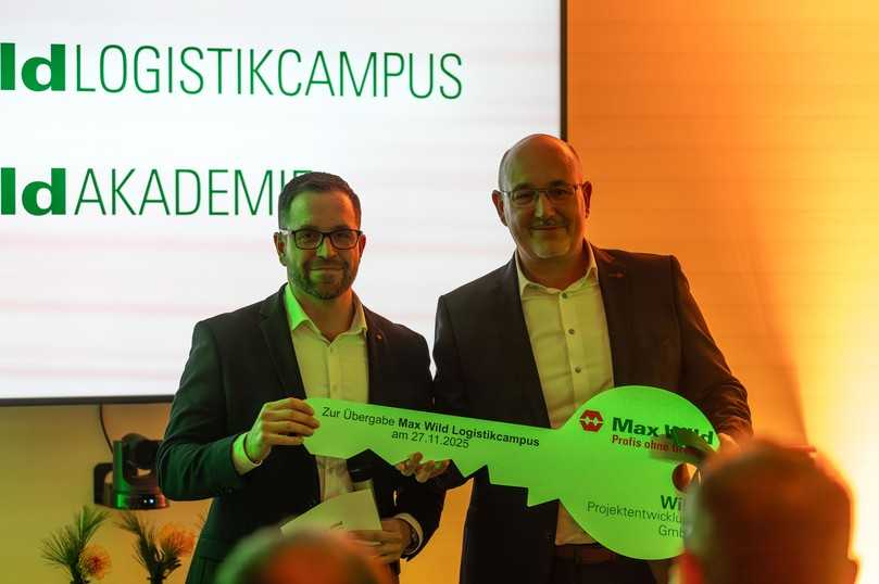 Schlüsselübergabe für den neuen Logistikcampus: Geschäftsführer Jochen Wild (rechts) und Projektentwickler Josef Staller | Foto: Max Wild Schlüsselübergabe für den neuen Logistikcampus: Geschäftsführer Jochen Wild (rechts) und Projektentwickler Josef Staller | Foto: Max Wild