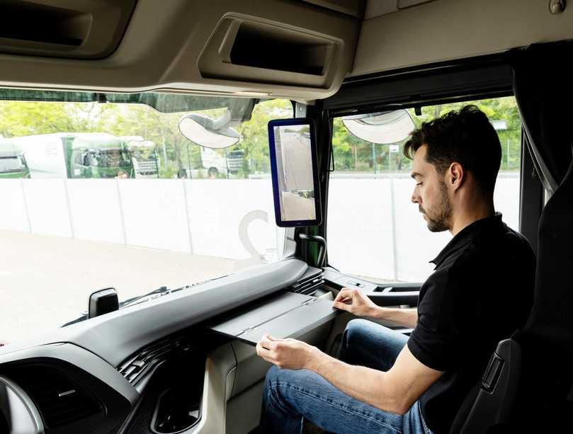 In Fahrpausen kann der Fahrer den faltbaren Klapptisch vorm Beifahrersitz nutzen. | Foto: FH In Fahrpausen kann der Fahrer den faltbaren Klapptisch vorm Beifahrersitz nutzen. | Foto: FH