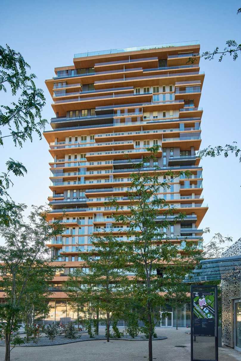 Das 90 Meter hohe Wohnhochhaus „Grünblick“ im Wiener Viertel Zwei. Die Fassade wird durch die versetzt angeordneten Balkone mit ihren farbigen Unterseiten geprägt. | Foto: NOE-Betongestaltung/R. Pfeiffer