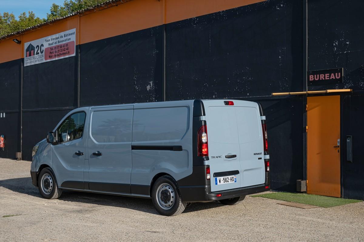 Hohe Nutzlast: Die Tragfähigkeit des Trafic E-Tech liegt vergleichsweise hoch, Ursache ist die kompakte Batterie, das Schwergewicht im Untergrund. | Foto: Renault, Angelika Emmerling, Randolf Unruh