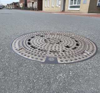 So gelingt der Einbau einer einwalzbaren Schachtabdeckung perfekt