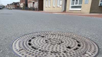 So gelingt der Einbau einer einwalzbaren Schachtabdeckung perfekt