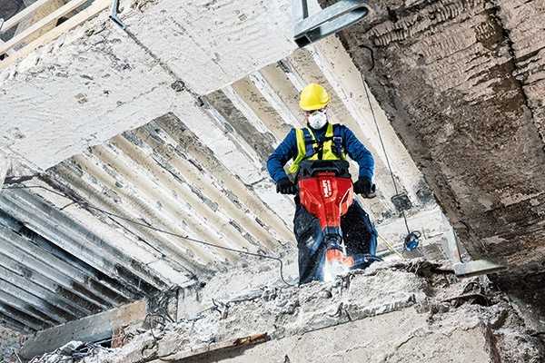 Mit dem kabellosen Abbruchhammer TE 2000-22 und zwei Nuron Akkus lassen sich bis zu einer halben Tonne Beton brechen. | Foto: Hilti