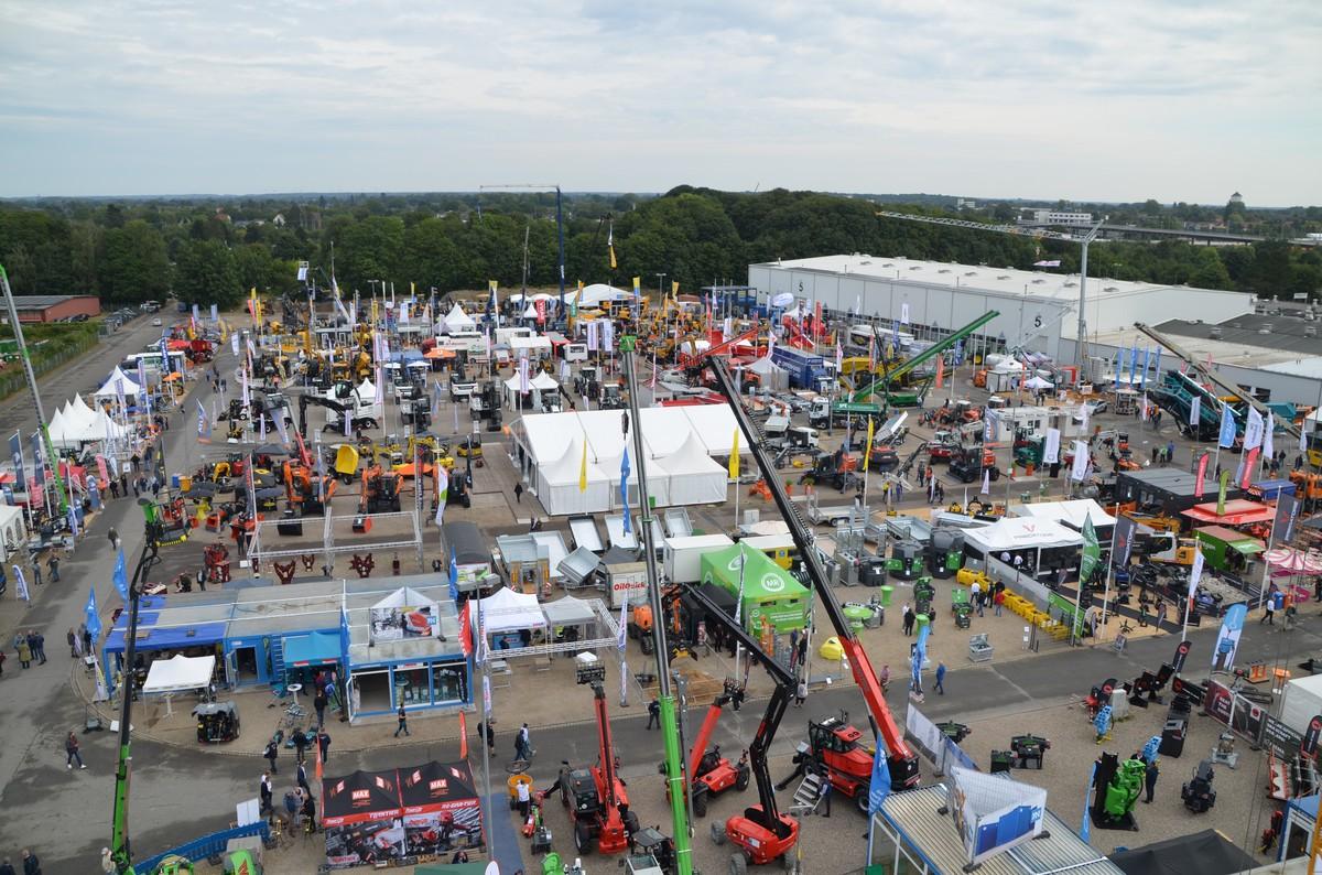 Noch höher rauf ging es für unsere Redakteure Jan Torben Budde und Mona Stärck - ein toller Blick über die Nordbau. | Foto: B_I/Budde