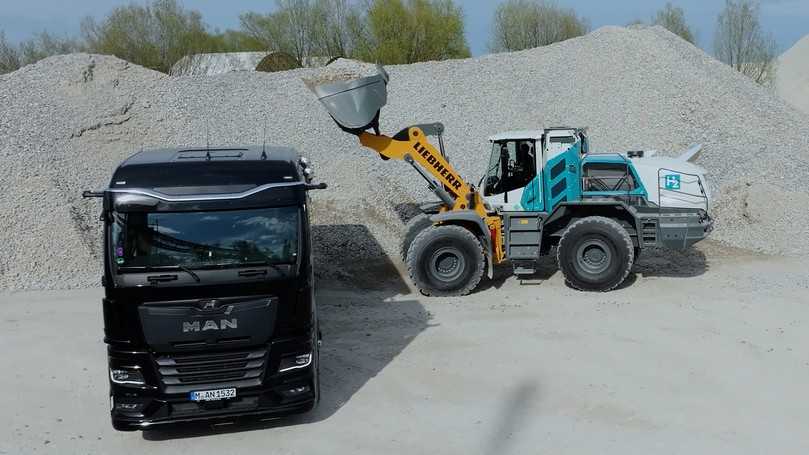 Gemeinsame Sache: Sowohl die Nutzfahrzeuge von MAN und Daimler Truck als auch der Liebherr-Radlader arbeiten allesamt mit einem Wasserstoffmotor. | Foto: Liebherr-Werk Bischofshofen