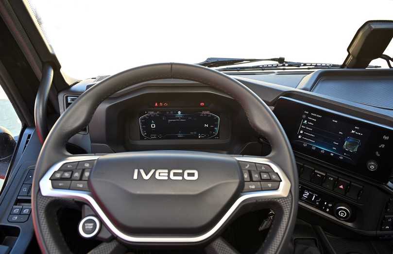 Aufgeräumt und digital zeigt sich der Fahrer-Arbeitsplatz mit verkleinertem Multifunktionslenkrad. | Foto: QUATEX