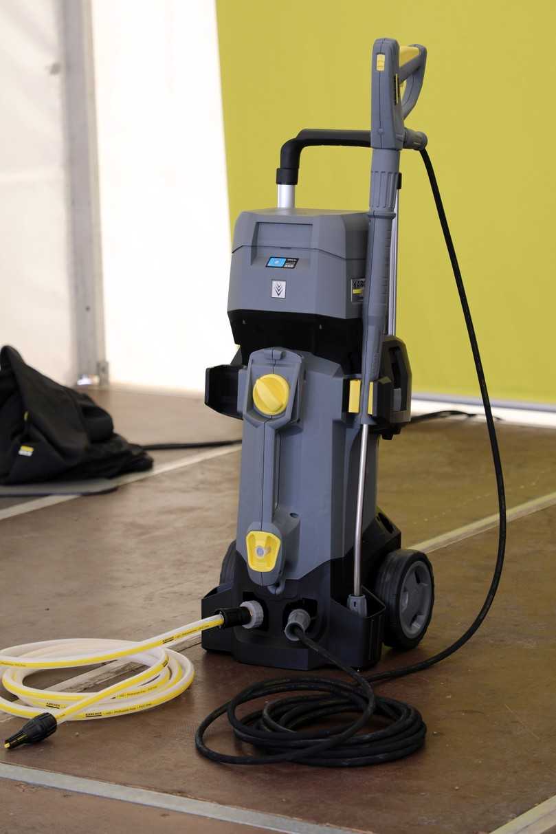 Kärchern ohne Steckdose: Der erste akkubetriebene Kärcher-Hochdruckreiniger. Unter der Haube sitzen zwei 36V-Akkus. Ein Betrieb mit nur einem Akku ist nicht möglich, weil der Hochdruckreiniger mehr Energie benötigt als ein Akku gleichzeitig zur Verfügung stellen kann. Kärchern ohne Steckdose: Der erste akkubetriebene Kärcher-Hochdruckreiniger. Unter der Haube sitzen zwei 36V-Akkus. Ein Betrieb mit nur einem Akku ist nicht möglich, weil der Hochdruckreiniger mehr Energie benötigt als ein Akku gleichzeitig zur Verfügung stellen kann.