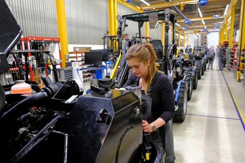 Auf der neuen, dritten Fertigungslinie im Büdelsdorfer Werk werden bereits die neuen kompakten Radlader produziert. | Foto: Mecalac Auf der neuen, dritten Fertigungslinie im Büdelsdorfer Werk werden bereits die neuen kompakten Radlader produziert. | Foto: Mecalac