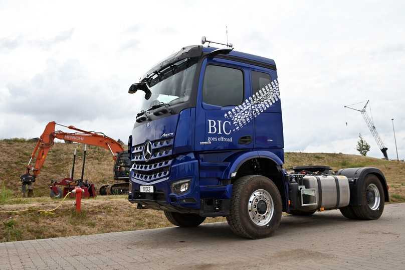 Die Sattelzugmaschine Mercedes Arocs 1853 LS verfügt über den zuschaltbaren hydrostatischen Vorderradantrieb HAD, der zusätzliche Traktion liefert. | Foto: FH