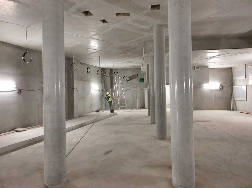 Sichtbeton-Rundstützen im Untergeschoss: Die Schalungselemente baute Dechant in einer eigens eingerichteten Schreinerei direkt auf der Baustelle. | Foto: dechant hoch- und ingenieurbau gmbh