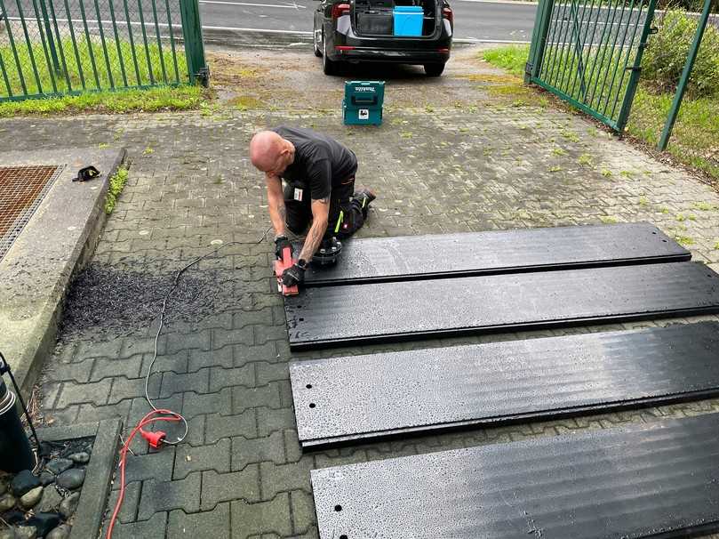 Exaktes Anpassen der FlexiGrid-Elemente an die Geometrie des Schachtes | Foto: Coalsi