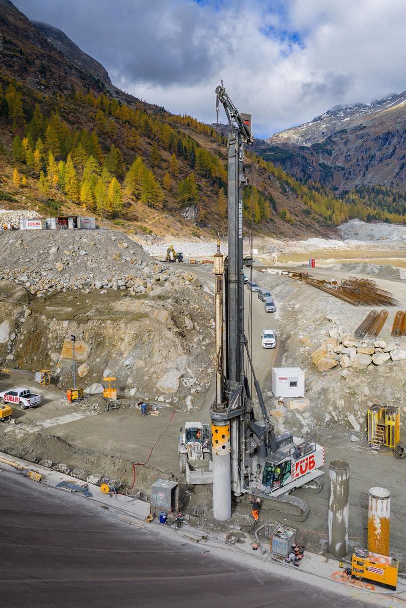 Das LB 45 von Liebherr bohrt 167 Pfähle am Wurtendamm. | Foto: Liebherr