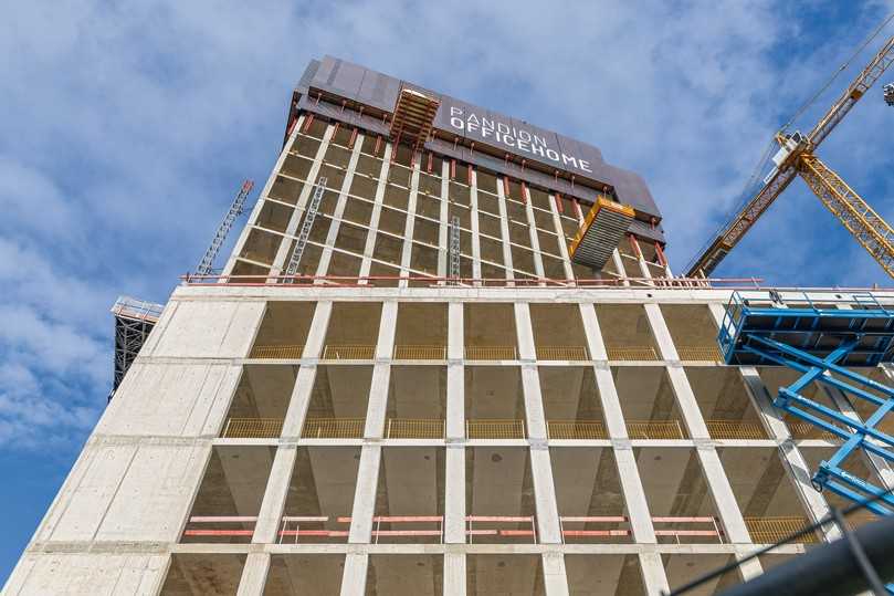 Windschild mit Werbeeffekt: Eine weithin sichtbare RCS Kletterschutzwand schützte und beschleunigte die Rohbauarbeiten in den jeweils obersten Geschossen. | Foto: Andreas Tausend Windschild mit Werbeeffekt: Eine weithin sichtbare RCS Kletterschutzwand schützte und beschleunigte die Rohbauarbeiten in den jeweils obersten Geschossen. | Foto: Andreas Tausend