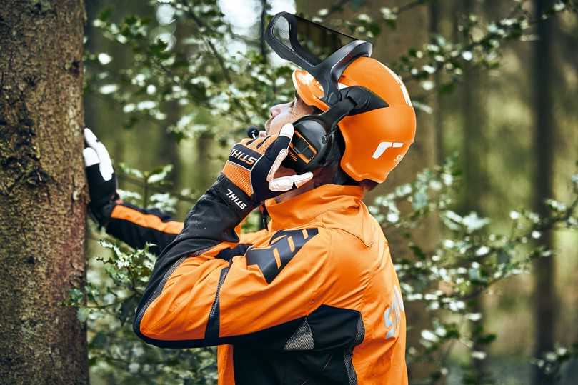 Das Helmset Advance X-Vent Procom kombiniert den Schutz für Kopf und Ohren mit einem Kommunikationssystem, das eine direkte Verbindung von bis zu 16 Nutzern ermöglicht. | Foto: Stihl Das Helmset Advance X-Vent Procom kombiniert den Schutz für Kopf und Ohren mit einem Kommunikationssystem, das eine direkte Verbindung von bis zu 16 Nutzern ermöglicht. | Foto: Stihl