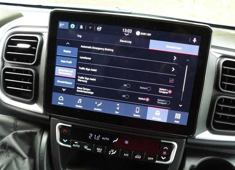 Technikzentrale: Monitor mit prima Anzeigen,
Direktwahltasten fürs Klima. | Foto: Randolf Unruh Technikzentrale: Monitor mit prima Anzeigen,
Direktwahltasten fürs Klima. | Foto: Randolf Unruh