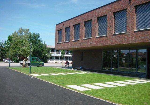 Schulzentrum in Mössingen, Baden-Württemberg. Regenwasser wird im Sanitärbereich sowie zur Klimatisierung mit adiabater Abluftkühlung verwendet. | Foto: Lienhard